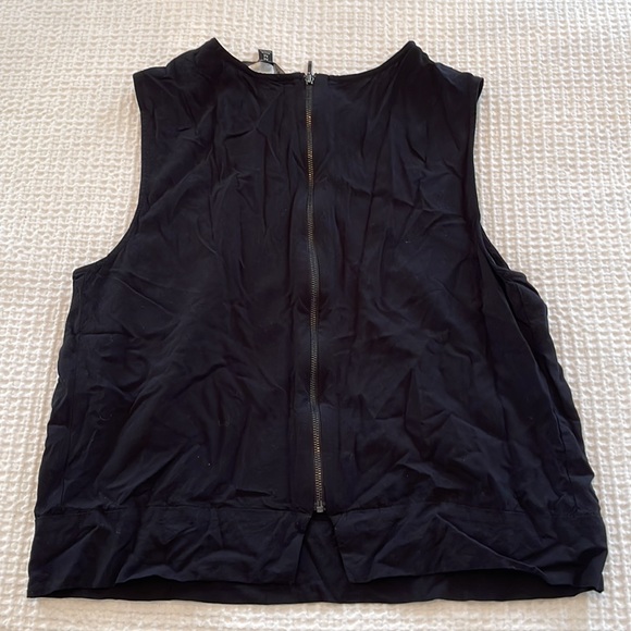 Simple black top - Picture 3 of 3